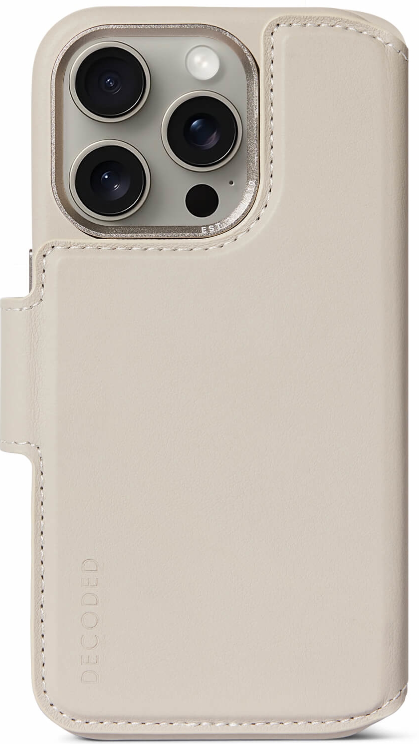 DECODED Detachable Wallet Case - iPhone 15 Pro - 2-in-1 Magnetisch Afneembaar Hoesje met Pasjeshouder - Hoogwaardig Europees Leer - Geschikt voor MagSafe - Clay Beige